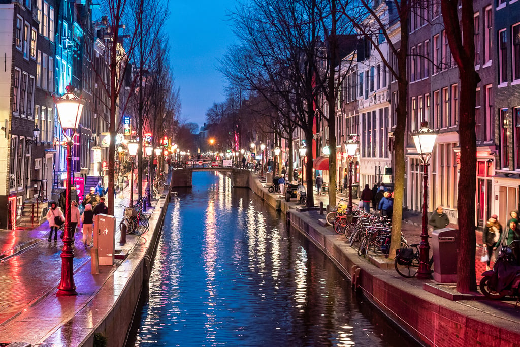 amsterdam kanały dzielnicy czerwonych latarni