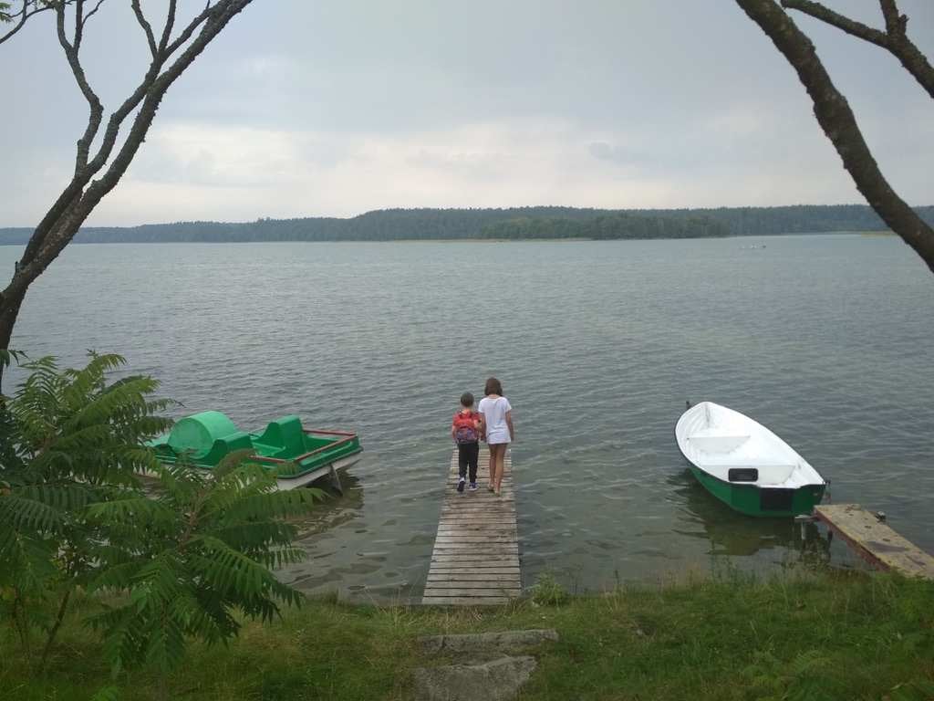 Dzieci nad jeziorem