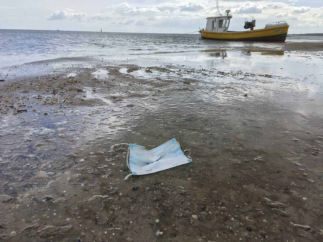 Maseczka na pustej plaży w Sopocie. Fot. Krzysztof Skłodowski